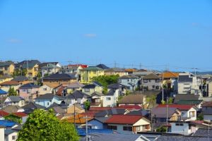 住宅街の屋根が並ぶ風景