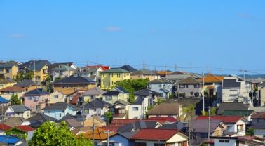 住宅街の屋根が並ぶ風景