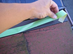 屋根の塗装をしない箇所を養生で保護する