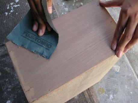 木箱を紙ヤスリで削ることで塗装がきれいにできる