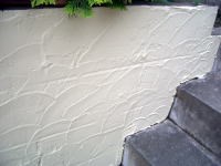 しっくい風かべ塗料を塗った後のレンガタイル貼り外壁