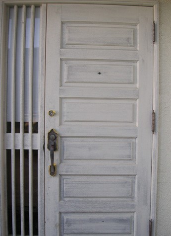 塗装前の塗料がはげている玄関ドア