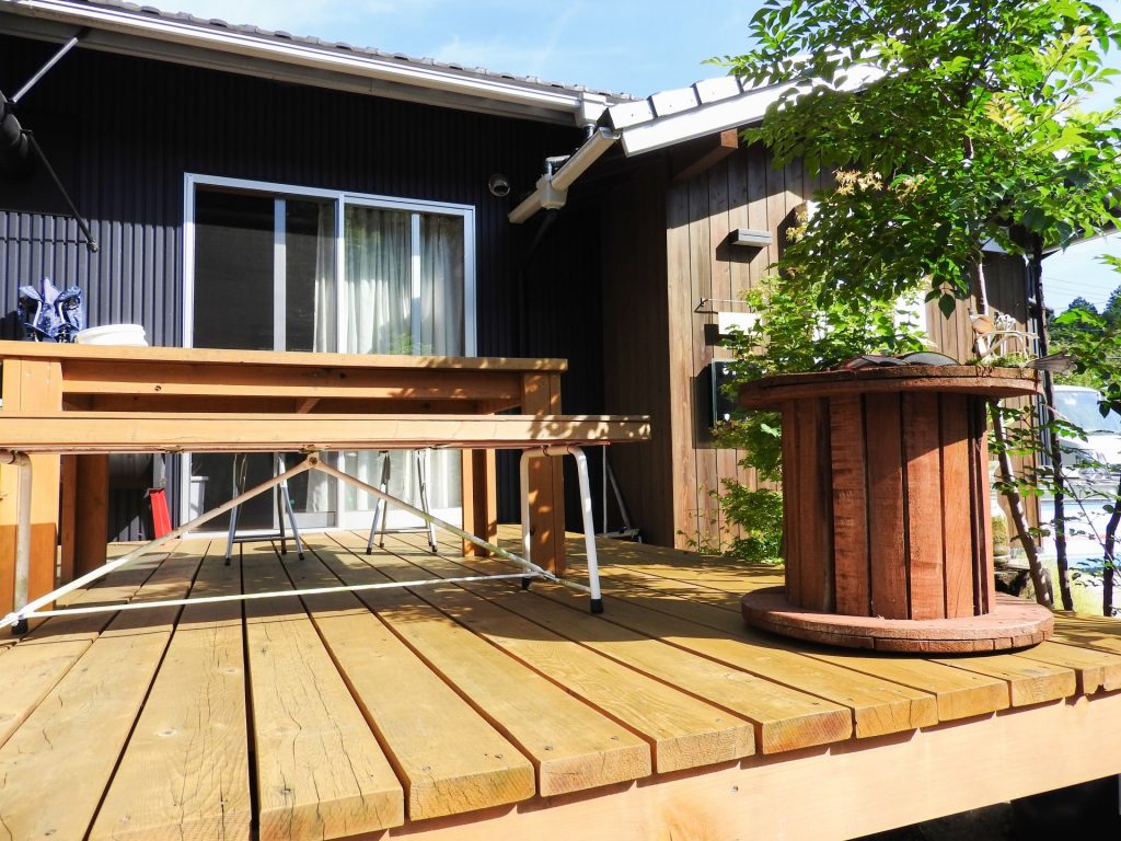 色あせてしまったウッドデッキの塗装にチャレンジ いい住まい